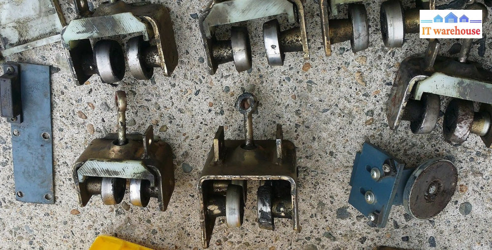 Lot Of 16 Heavy Duty Latch With Wheels (Unknow Use)